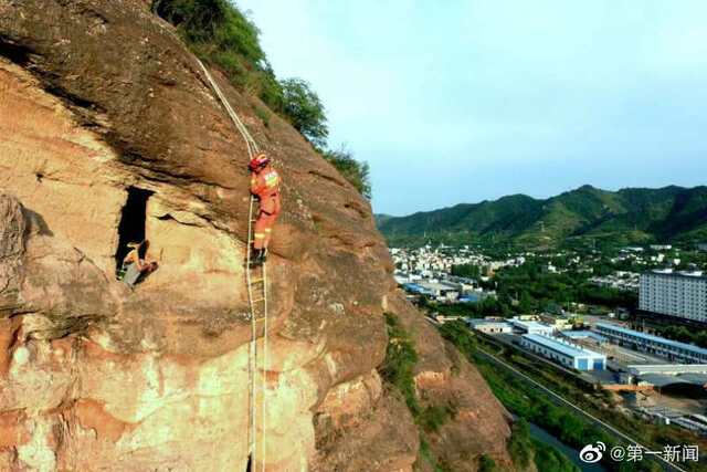 陕西商洛20岁男子爬入崖墓被困 消防员成功解救