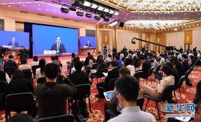  5月24日，国务委员兼外交部长王毅回答中外记者提问。新华网图