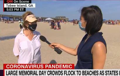 陈亦梵在泰比岛海滩采访当地市长（CNN）