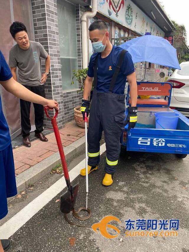 天气不稳蛇进错家门，消防哥哥把它“请”出去