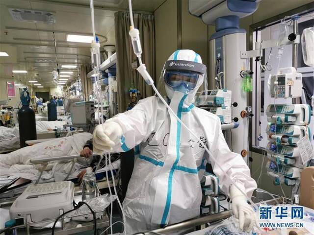 2月5日，在武汉协和江北医院重症监护室，金钰在照顾病人。新华社发