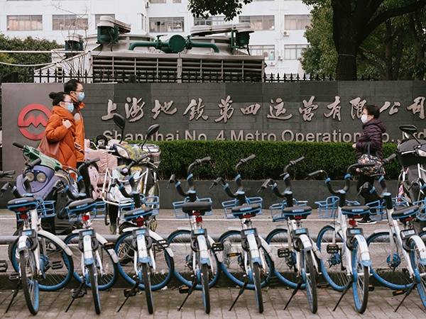 3月4日，上海西藏北路地铁站附近，停满了共享单车。澎湃新闻记者周平浪图