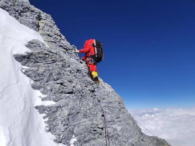 珠峰测量登山队向海拔8300米进发，预计明日凌晨攻顶