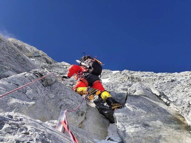 珠峰测量登山队向海拔8300米进发，预计明日凌晨攻顶