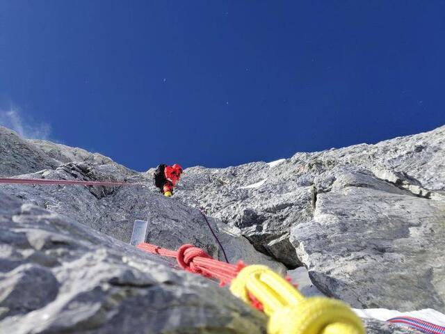 珠峰测量登山队向海拔8300米进发，预计明日凌晨攻顶