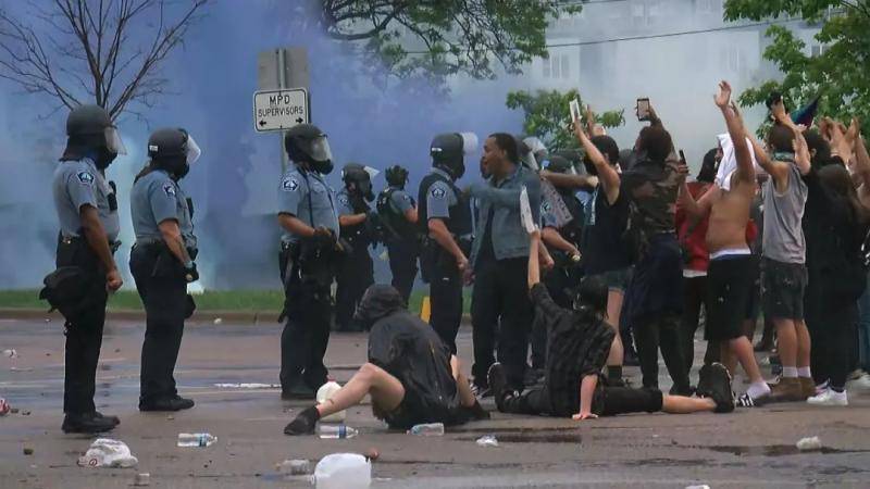 果然闹起来了！美国警察暴力执法致黑人死亡引发抗议