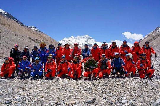 资料图：2020珠峰测量登山队队员合影。赵佳明摄