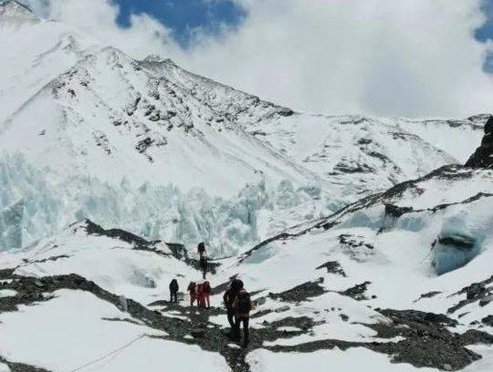 资料图：2020珠峰测量登山队队员们向前进营地进发。图/次落图片来源：中国登山协会