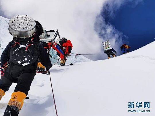 资料图：5月8日，2020珠峰测量登山队的登山向导向海拔7028米的营地运输高山氧气、燃料等物资。新华社特约记者拉巴摄