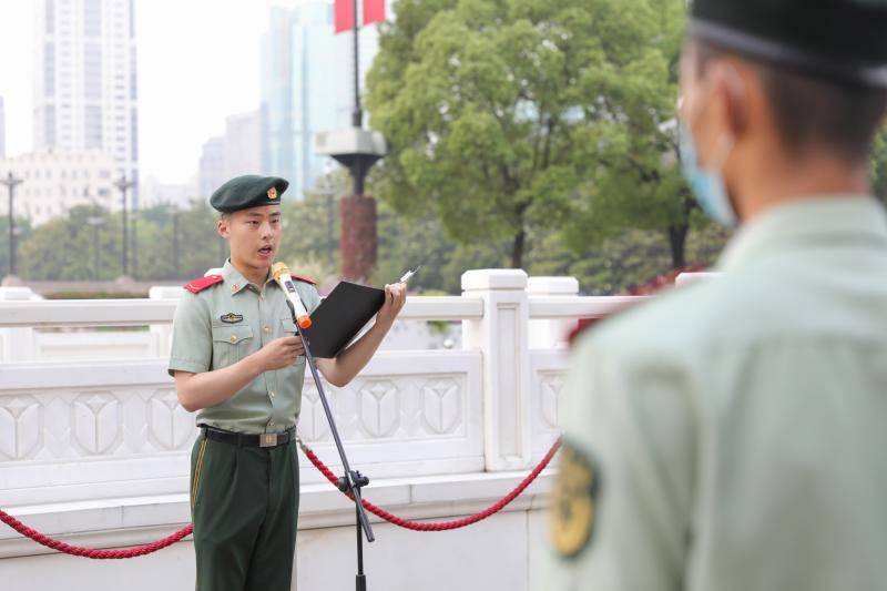 今天，上海解放71周年，一起来看人民广场升旗仪式