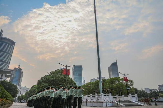 今天，上海解放71周年，一起来看人民广场升旗仪式