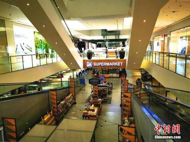 5月18日，菲律宾著名连锁商场SM马尼拉CBD马卡蒂店大型超市，零售食品区未开张。中新社记者关向东摄
