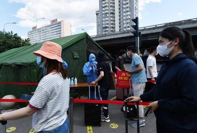 下周六起北京高校毕业生返校，学校送“可重复使用口罩”