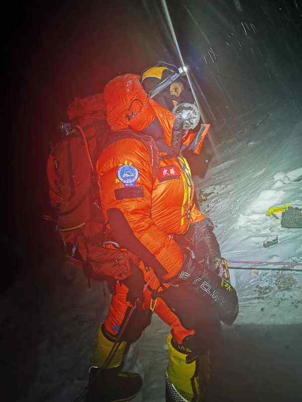 高程测量登山队出发，冲顶珠峰。扎西次仁摄