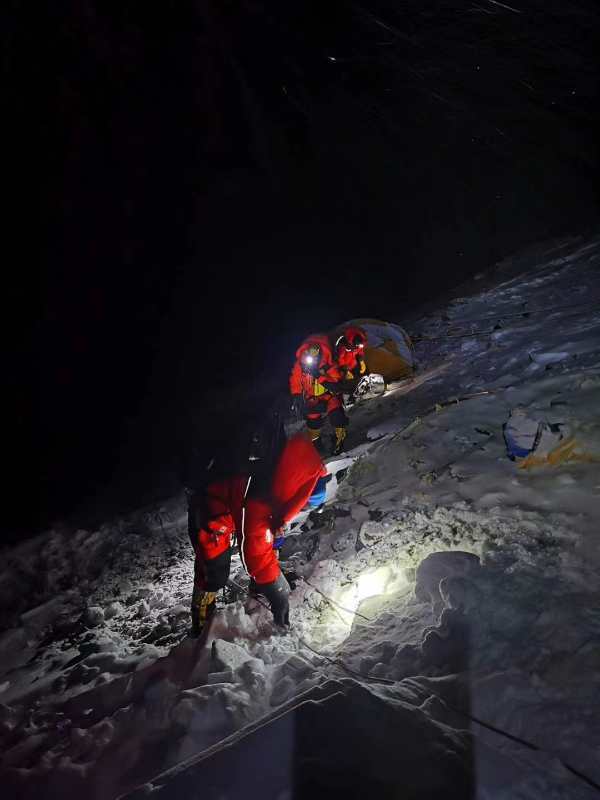 测量登山队出发，冲顶珠峰。扎西次仁摄