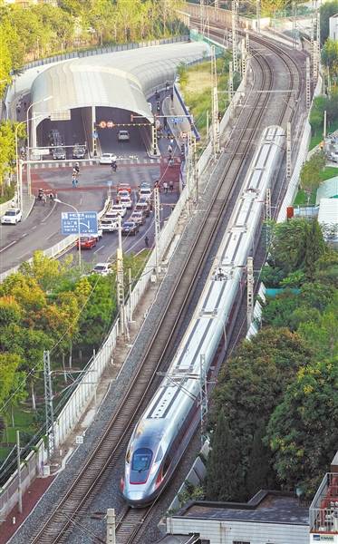 2019年9月26日，京雄城际铁路北京西至北京大兴国际机场段开通运营，旅客从北京西站乘坐高铁，最快28分钟抵达北京大兴国际机场。新华社记者邢广利摄