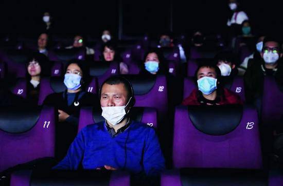 1月23日，上海的一家电影院内，影迷戴口罩观影。摄影/本刊记者张亨伟