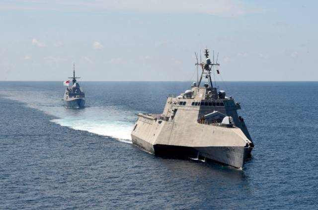 美国“吉福兹”号濒海战斗舰于5月25日与新加坡“坚信”号隐形护卫舰在南海海域开展联合训练