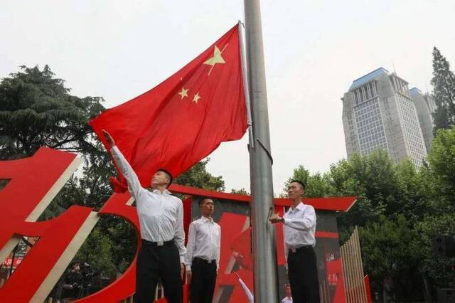 5月27日早8时，升旗仪式在邯郸校区举行。复旦大学供图