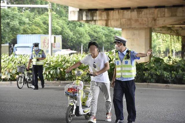 骑车没戴头盔，东莞交警罚他在朋友圈“集赞”！已有多人被处罚…