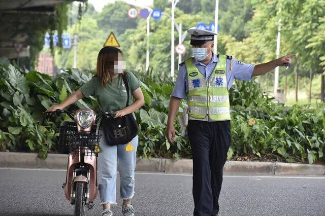 骑车没戴头盔，东莞交警罚他在朋友圈“集赞”！已有多人被处罚…