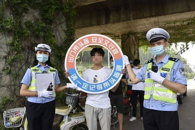 骑车没戴头盔，东莞交警罚他在朋友圈“集赞”！已有多人被处罚…