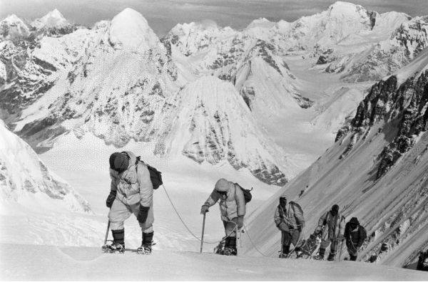 ▲资料图片：这是1960年5月，中国登山队队员在海拔7150米的冰雪坡上行进。（新华社）