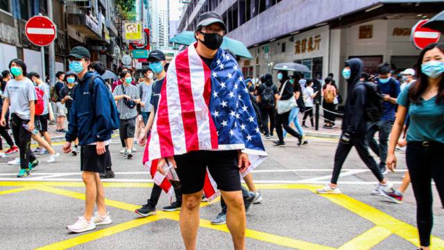 香港有人身披美国国旗（Getty Images）