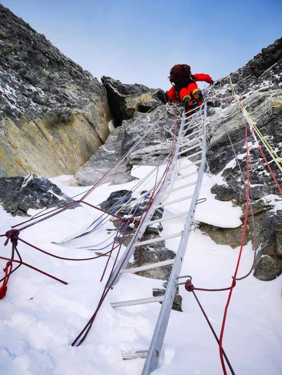 5月27日，2020珠峰高程测量登山队正在向珠峰峰顶挺进。新华社特约记者扎西次仁摄