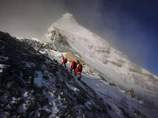 5月27日，2020珠峰高程测量登山队正在向珠峰峰顶挺进。新华社特约记者扎西次仁摄