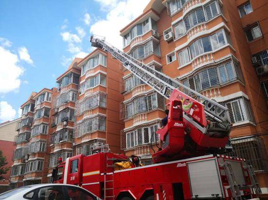 工人6层楼顶工作时忽然晕倒消防升起云梯成功营救