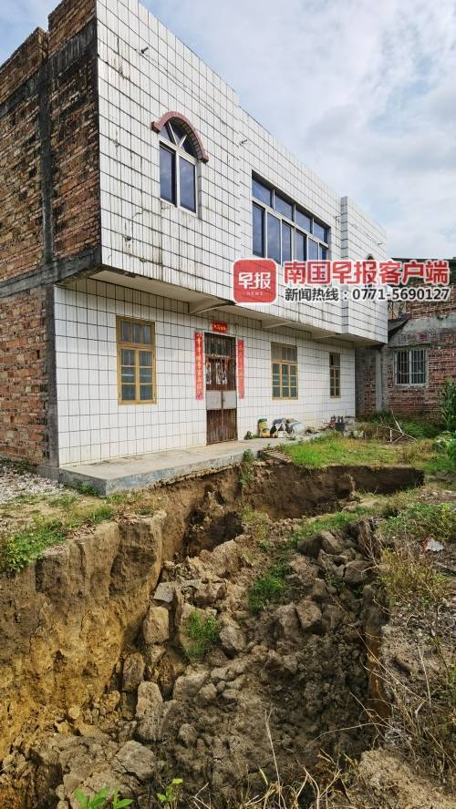 广西一村庄地面塌陷现多个坑洞 诱因不明 已撤离42人