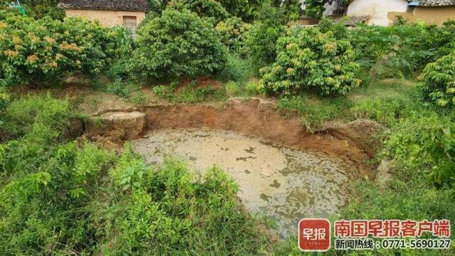 广西一村庄地面塌陷现多个坑洞 诱因不明 已撤离42人