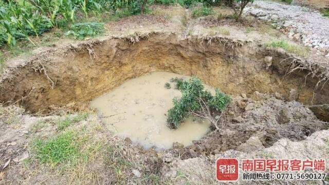 广西一村庄地面塌陷现多个坑洞 诱因不明 已撤离42人