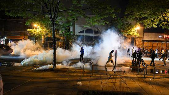 27日，明尼阿波利斯警方向抗议者使用催泪弹（路透社）