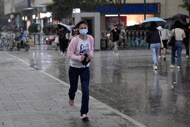 广渠路，一位女孩快步跑向地铁站。