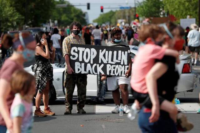 大量民众在明尼阿波利斯聚集，抗议警察暴力执法。图片来自网络