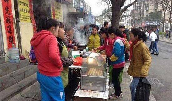 流动餐饮受宠，家长担心食品安全问题（图源：华商网）