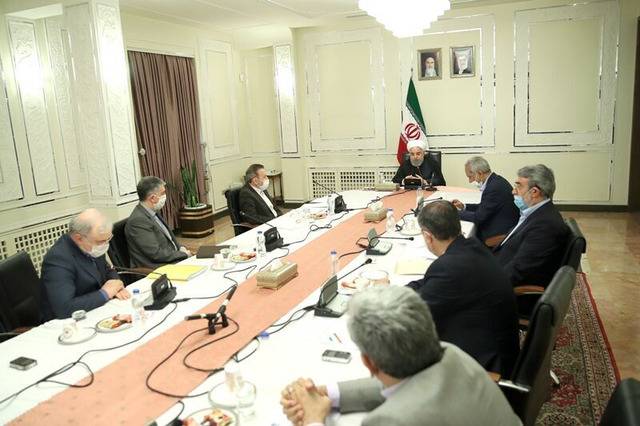 △鲁哈尼同伊朗官员开会（图片来源：伊通社）