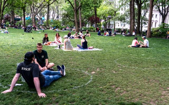 纽约市麦迪逊公园的人们在保持社交距离的情况下野餐。（图源：Getty）
