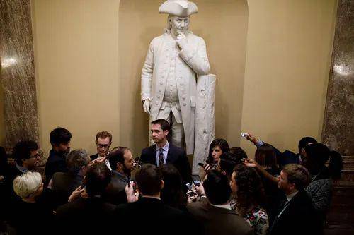2018年1月22日，在美国华盛顿国会山，共和党参议员汤姆·科顿（中）被记者包围。新华社发（沈霆摄）