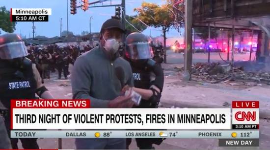 记者直播美国骚乱被警察抓后CNN发声明：立即放人！