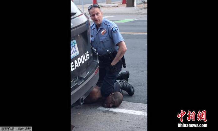 当地时间5月25日，美国明尼苏达州明尼阿波利斯市一名警察在逮捕非裔男子乔治·弗洛伊德时，将其按在地上，用膝盖顶住脖子，随后弗洛伊德在被送往医院后不治身亡。（视频截图）