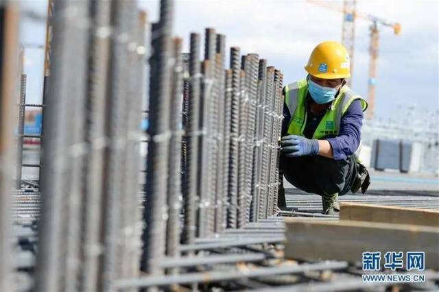 ▲5月23日，在乌鲁木齐机场改扩建工程施工现场，工人在绑扎基础梁钢筋。（新华社记者丁磊摄）