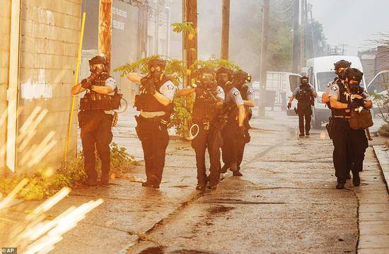 26日，明尼亚波利斯警察使用催泪弹和橡皮子弹，驱散示威者（美联社）