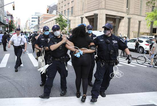 ↑5月29日，在美国纽约，警察逮捕一名抗议者。