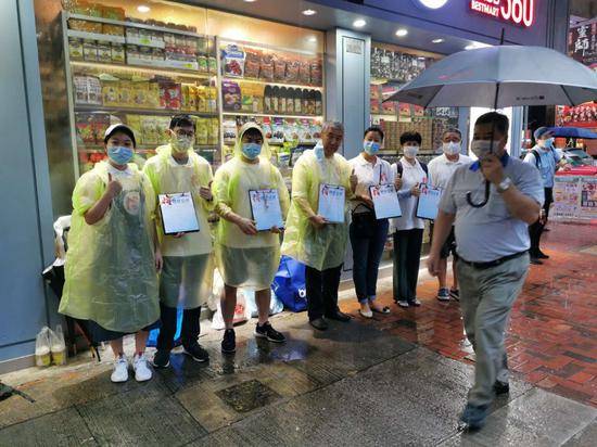 不畏雨骤风疾！香港人街头签名力撑“港版国安法”