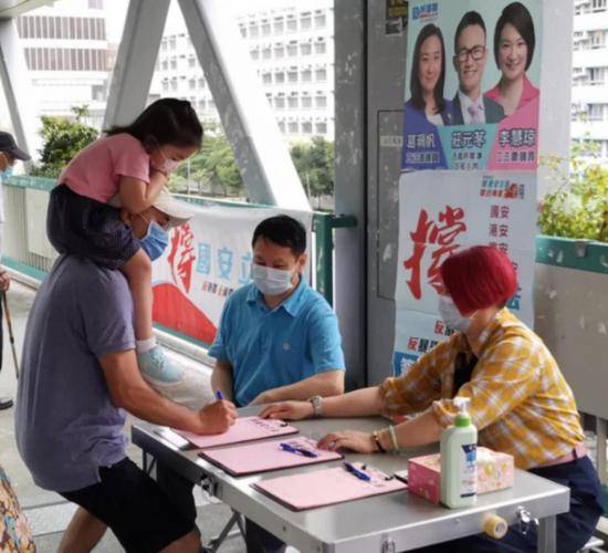 不畏雨骤风疾！香港人街头签名力撑“港版国安法”