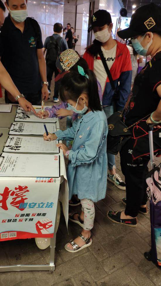 不畏雨骤风疾！香港人街头签名力撑“港版国安法”