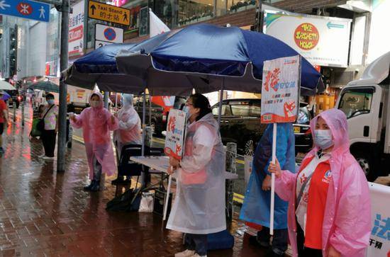 不畏雨骤风疾！香港人街头签名力撑“港版国安法”